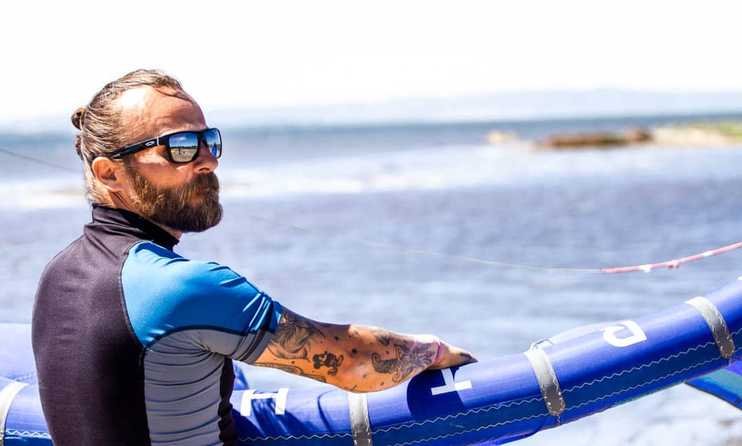 scuola kite assistenza sardegna, assistente decolla kitesurf in spiaggia a punta trettu