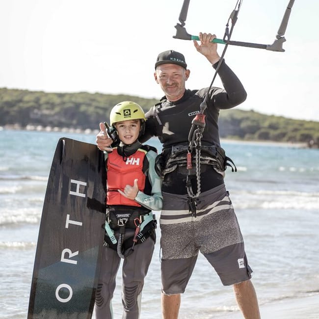 scuola Kitesurf corso kite per bambini in spiaggia in sardegna